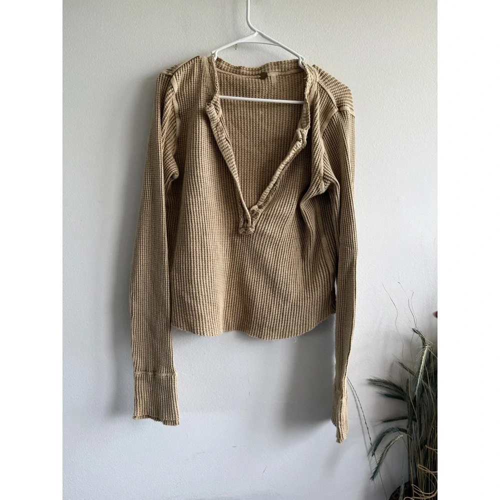 Free People‎ FP One Tan Waffle Knit Henley Top Long Sleeve Raw Edge Cotton m